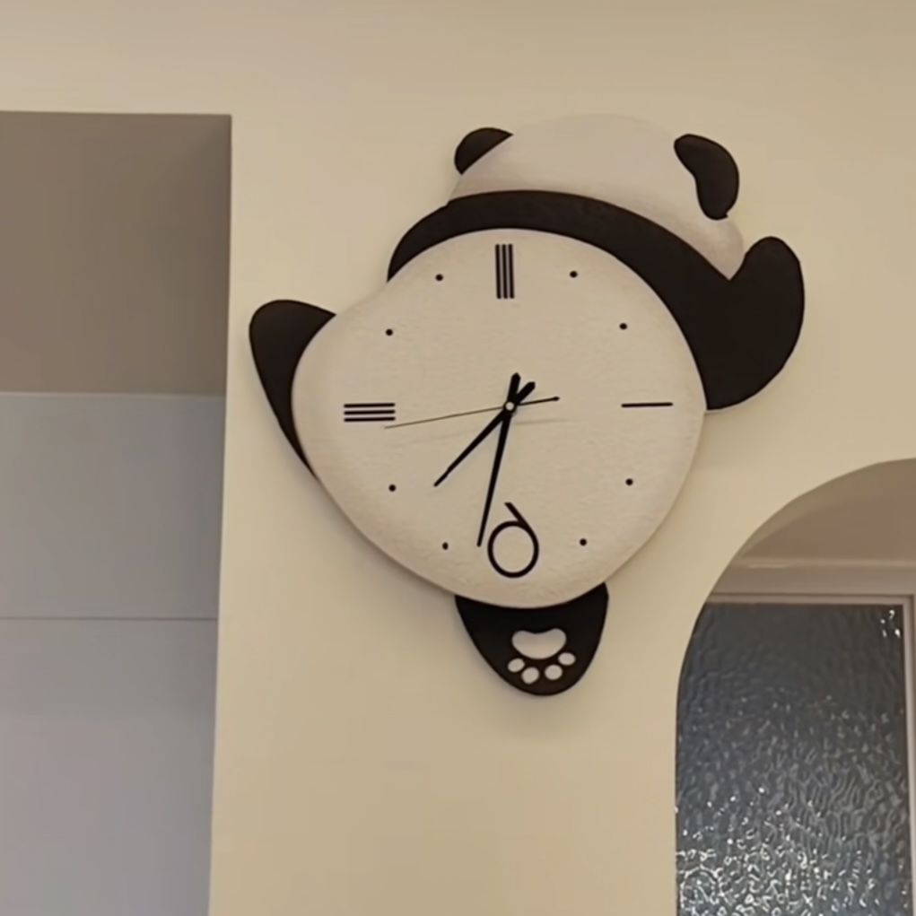 PANDA HUG Decorative Clock – นาฬิกาตกแต่งลายแพนด้ากอดกัน