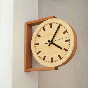 CORNER CUBE Wooden Clock – นาฬิกาไม้ทรงลูกบาศก์ติดมุม**