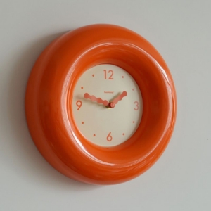 POP RETRO Orange Round Clock – นาฬิกาทรงกลมย้อนยุคสีส้ม