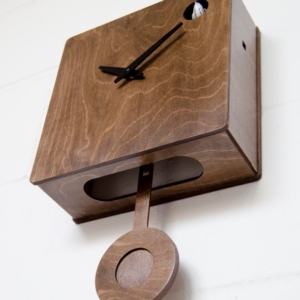 DARK CUBE Pendulum Clock – นาฬิกาลูกตุ้มไม้ทรงลูกบาศก์สีเข้ม**