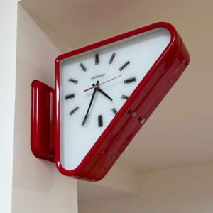 DOUBLE FACED Corner Clock – นาฬิกาสองหน้าเข้ามุมสีแดง