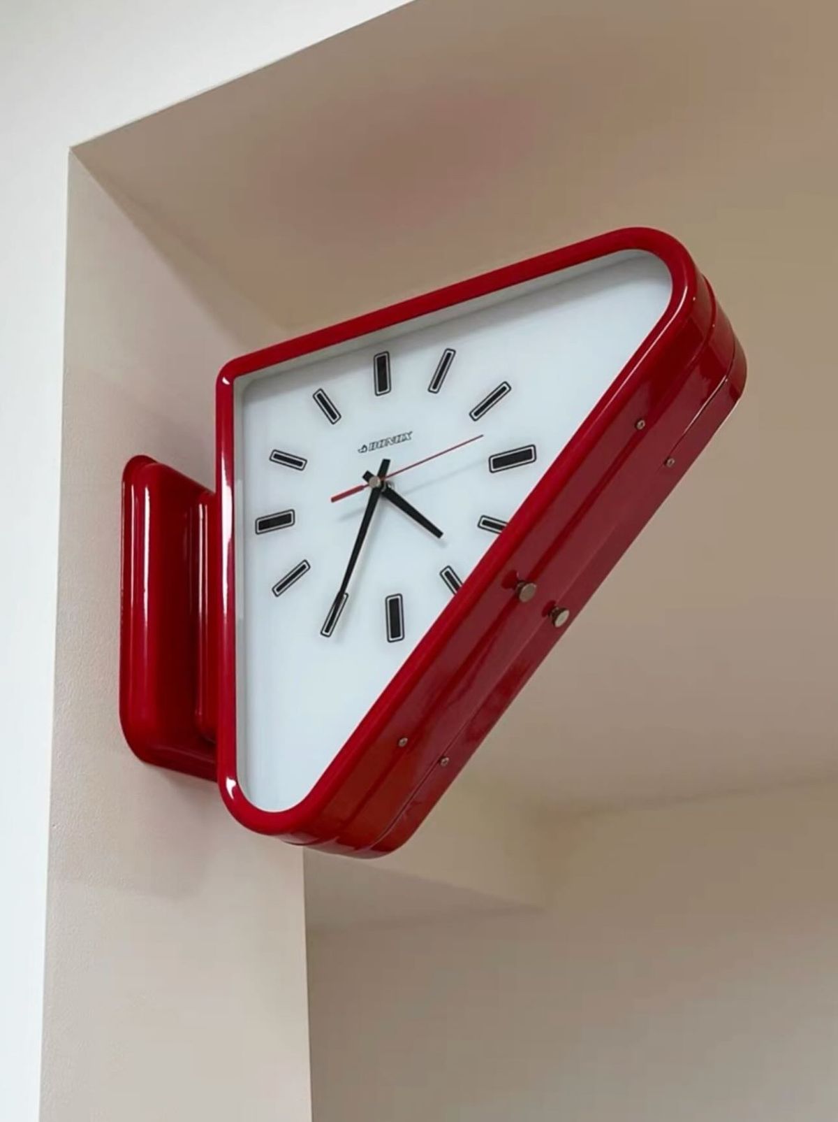DOUBLE FACED Corner Clock – นาฬิกาสองหน้าเข้ามุมสีแดง