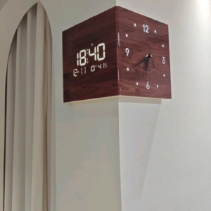 DEEP MAROON Box Clock – นาฬิกาทรงกล่องสีแดงเลือดหมู