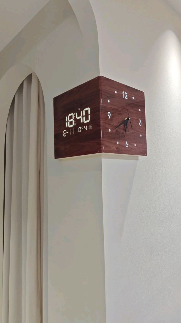 DEEP MAROON Box Clock – นาฬิกาทรงกล่องสีแดงเลือดหมู
