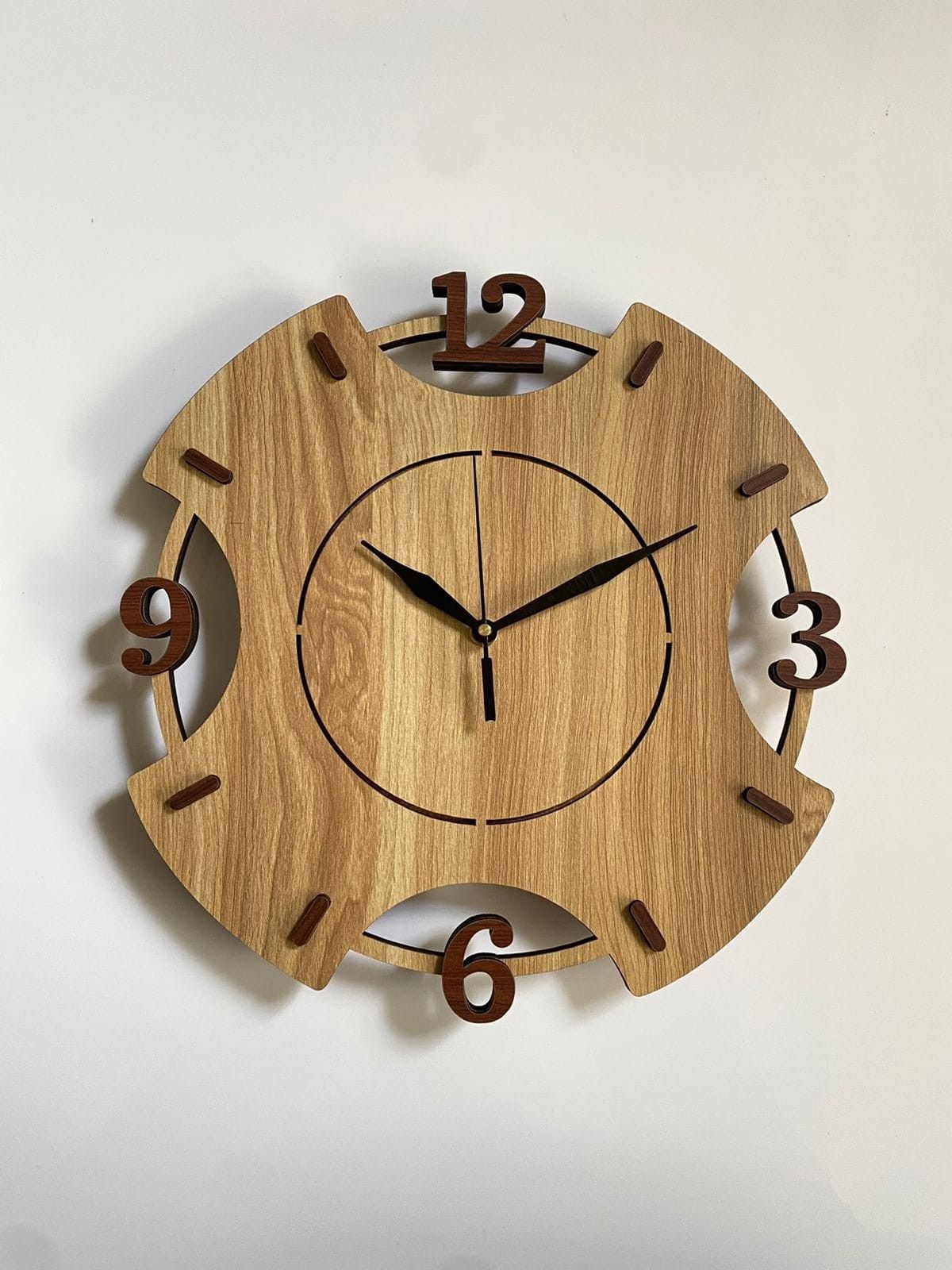 WOOD CUT Abstract Number Clock – นาฬิกาไม้ลายฉลุตัวเลข Abstract**