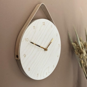 FAUX LEATHER Strap Clock – นาฬิกาสายหนังเทียมสีเบจ**