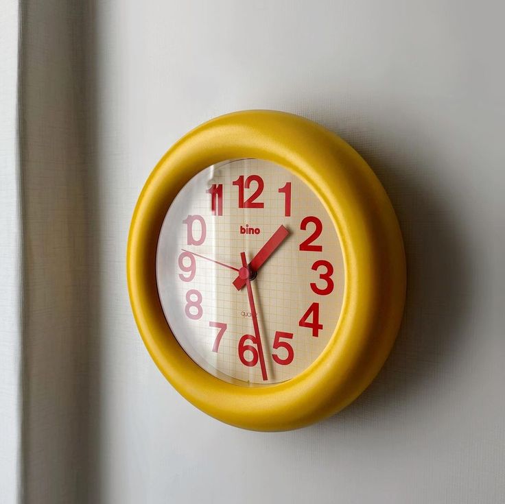 MUSTARD Pop Art Clock – นาฬิกาป๊อปอาร์ตสีเหลืองมัสตาร์ด